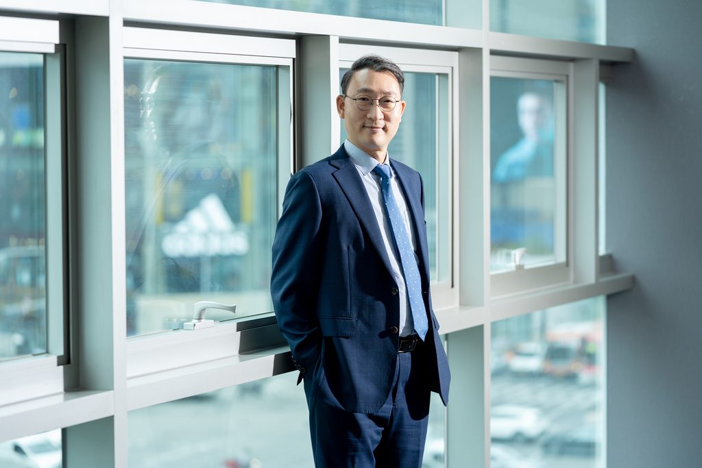 창가에 서 있는 법무법인 명진 김우석 대표변호사