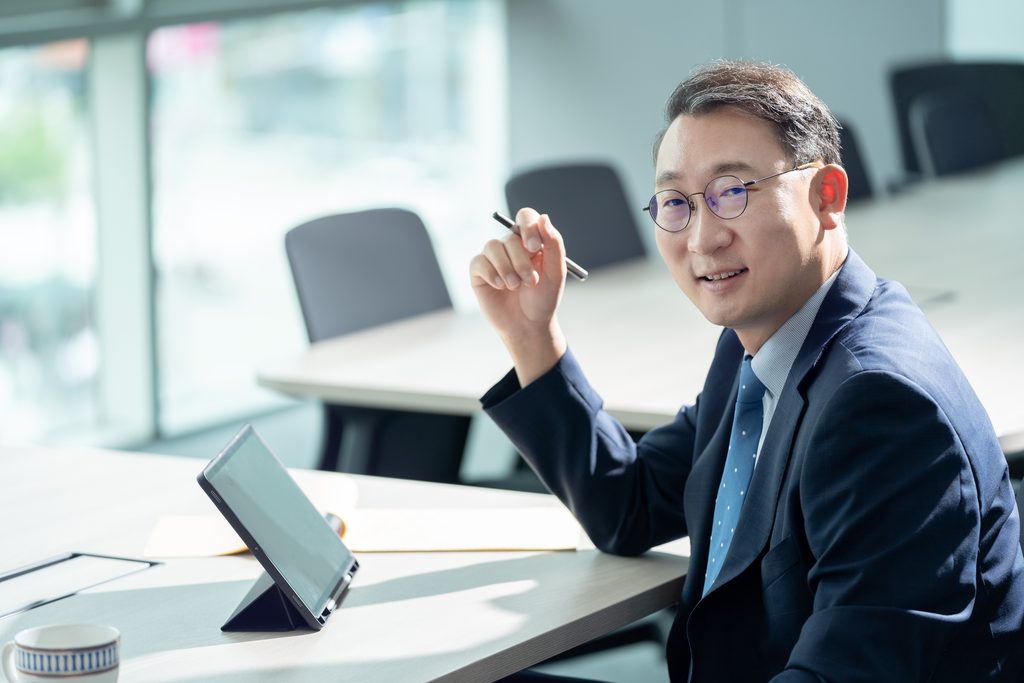 상담 중인 법무법인 명진 김우석 대표변호사